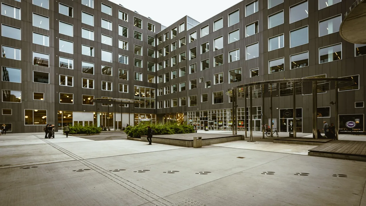 Ensemble de bureaux contemporains autour d’un parvis paysager